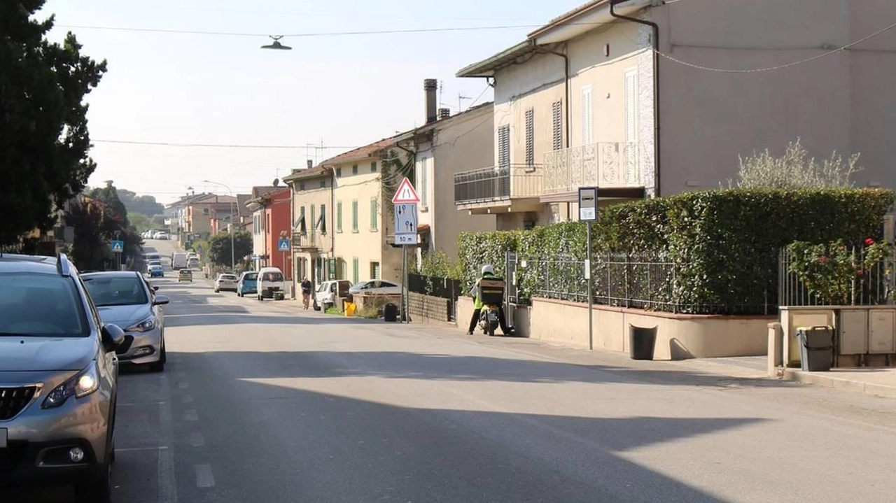I cittadini che abitano lungo via Firenze sono esasperati: è diventato difficile anche attraversare la strada. Lungo il percorso ci sono anche alcuni esercizi commerciali che a causa di questa emergenza hanno meno clienti I cittadini che abitano lungo via Firenze sono esasperati: è diventato difficile anche attraversare la strada. Lungo il percorso ci sono anche alcuni esercizi commerciali che a causa di questa emergenza hanno meno clienti
