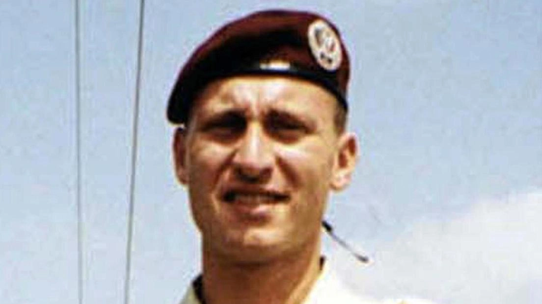 L’allievo parà Emanuele Scieri, trovato morto nella caserma Gamerra il 16 agosto del 1999. Il decesso è collocato tre giorni prima L’allievo parà Emanuele Scieri, trovato morto nella caserma Gamerra il 16 agosto del 1999. Il decesso è collocato tre giorni prima