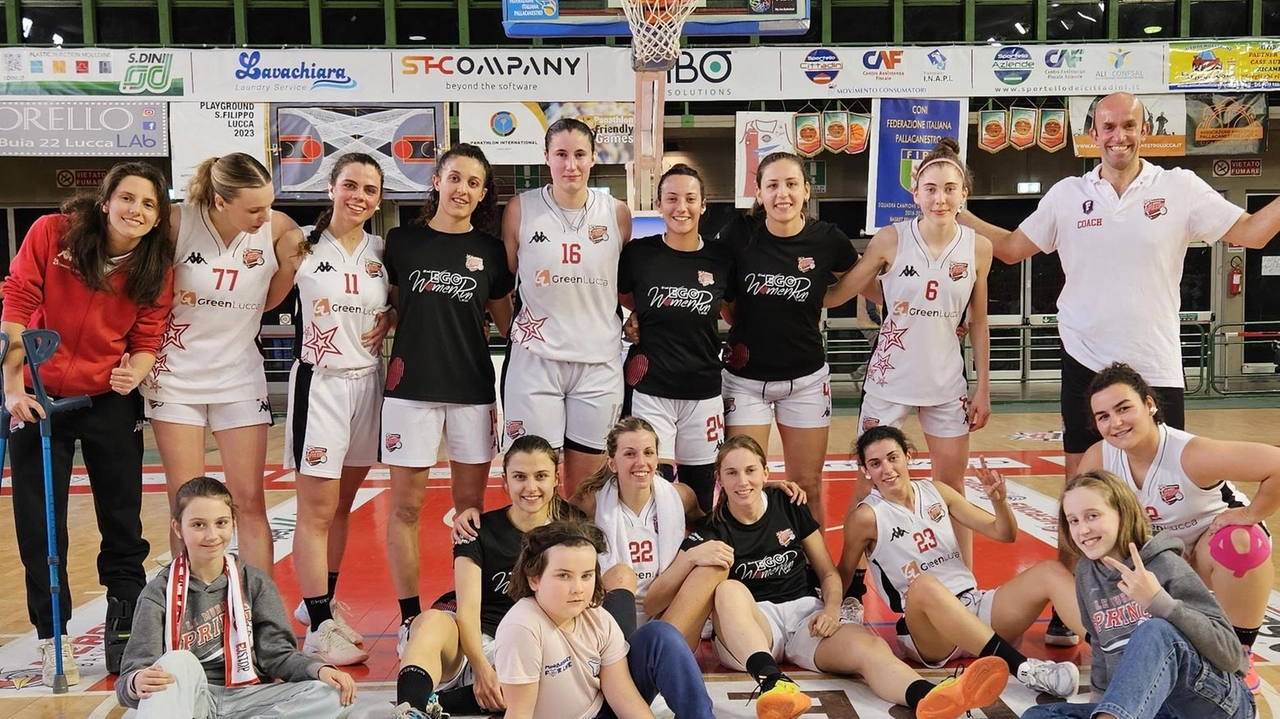La gioia di tutto il team di Green Le Mura Spring in festa alla fine del match