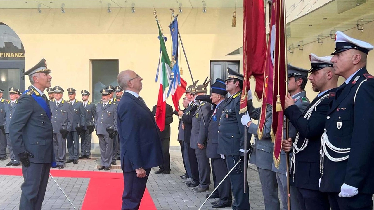 Il prefetto di Arezzo Clemente Di Nuzzo alla festa della Guardia di Finanza Il prefetto di Arezzo Clemente Di Nuzzo alla festa della Guardia di Finanza
