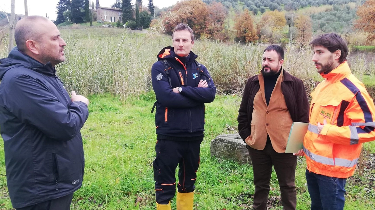 Il sopralluogo del sindaco Prestanti e del vice sindaco Migaldi, accompagnati dai tecnici del Consorzio di bonifica del Medio Valdarno, lungo il corso del Furba Il sopralluogo del sindaco Prestanti e del vice sindaco Migaldi, accompagnati dai tecnici del Consorzio di bonifica del Medio Valdarno, lungo il corso del Furba