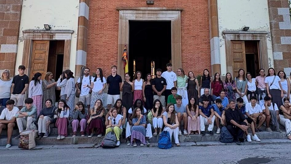 Foto di gruppo per i novanta ragazzi spagnoli che hanno fatto tappa a Montemurlo per il Giubileo dei giovani