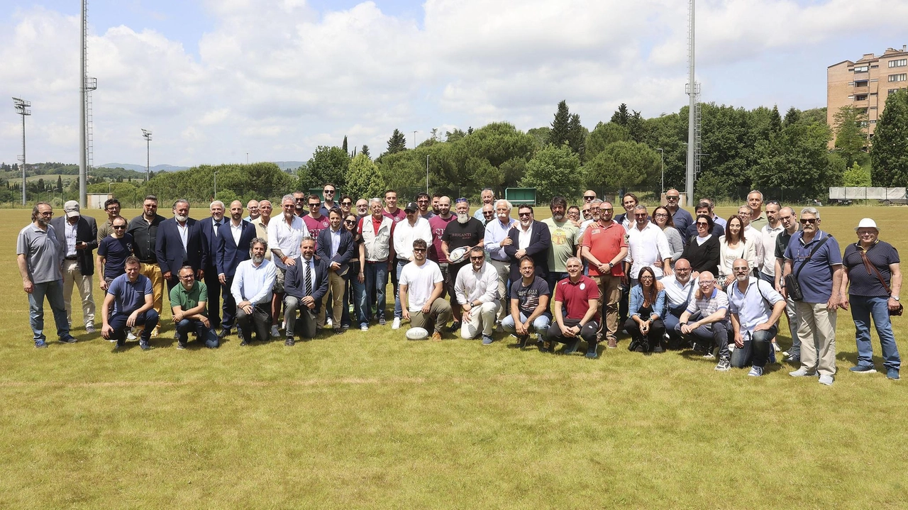 Foto di gruppo sul nuovo campo del Cus. intitolato a Tommaso Rizzi