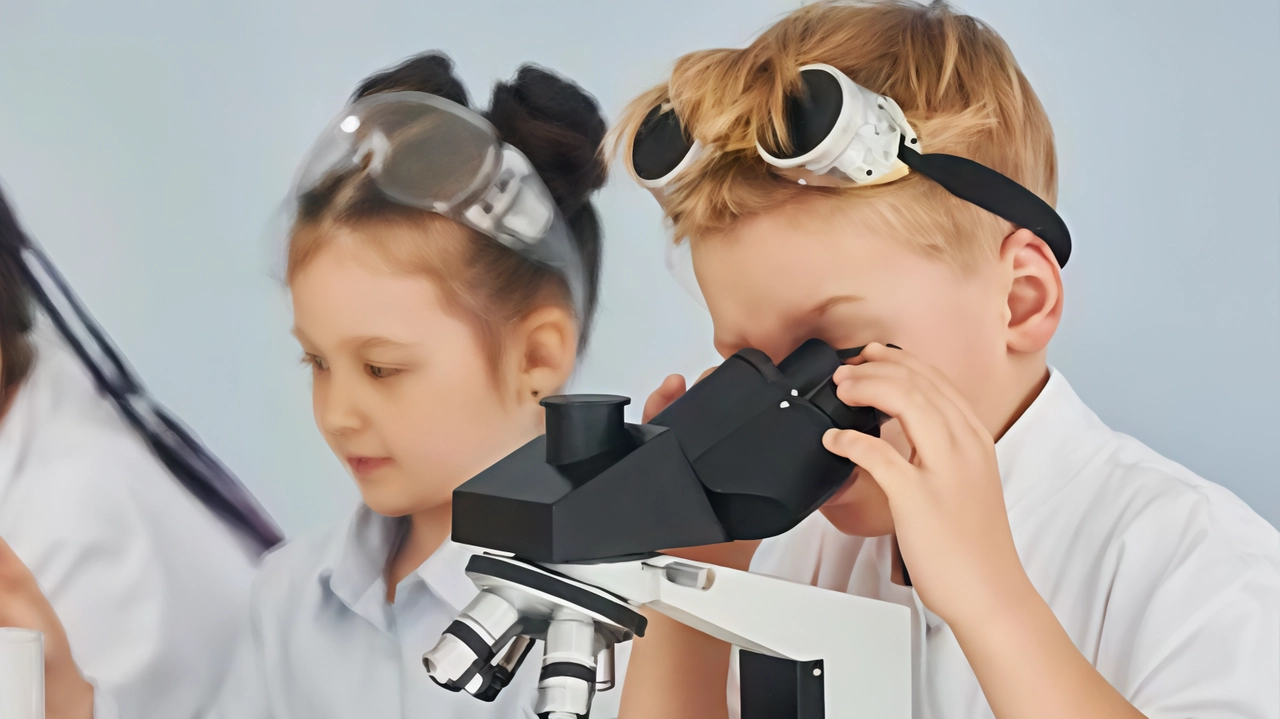 Nelle aule del Polo Universitario di via Ginori dalle 16 sono previsti laboratori gratuiti per i bambini che potranno utilizzare anche i microscopi Nelle aule del Polo Universitario di via Ginori dalle 16 sono previsti laboratori gratuiti per i bambini che potranno utilizzare anche i microscopi