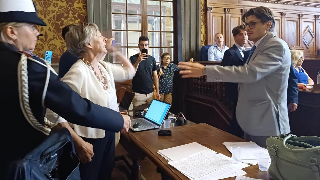 Interrogazione della Dem Mazzarelli e scontro con il vicesindaco Capitani. Proteste del Comitato contrario al progetto: tutti allontanati dall’aula.