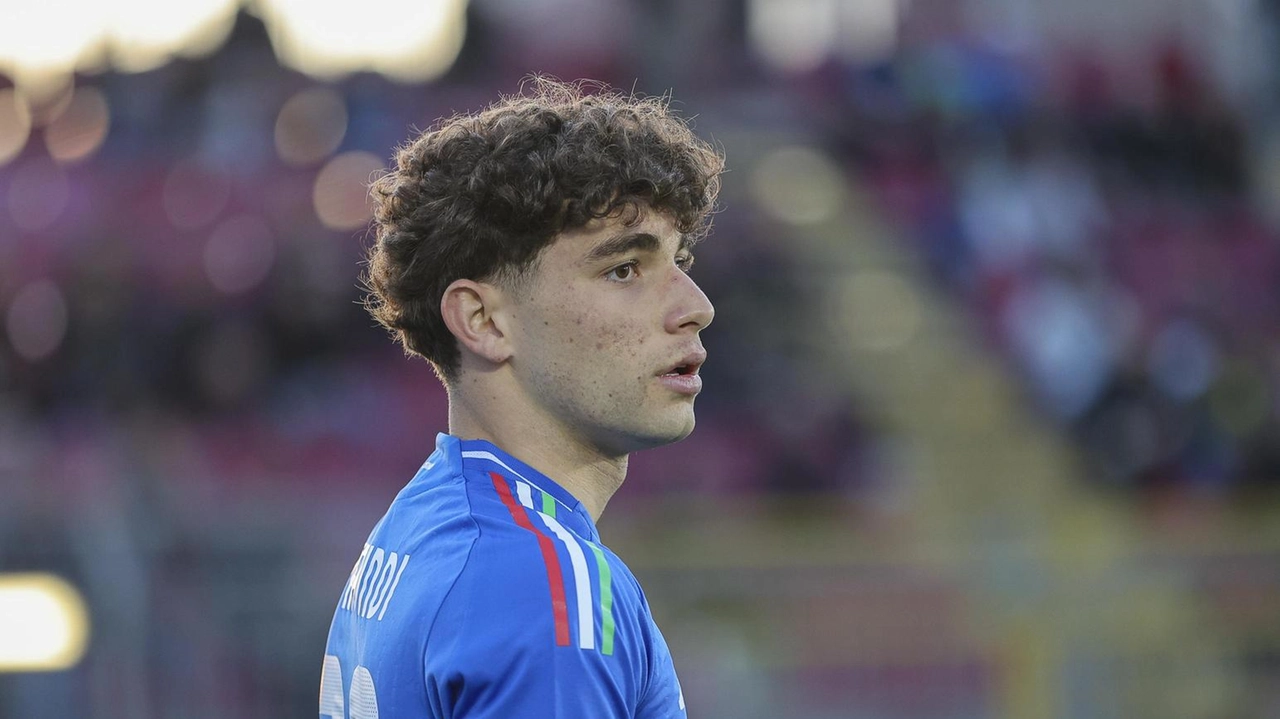 Il 19enne Simone Pafundi; enfant prodige del calcio italiano e più giovane esordiente assoluto nella Nazionale maggiore italiana a 16 anni e 8 mesi Il 19enne Simone Pafundi; enfant prodige del calcio italiano e più giovane esordiente assoluto nella Nazionale maggiore italiana a 16 anni e 8 mesi