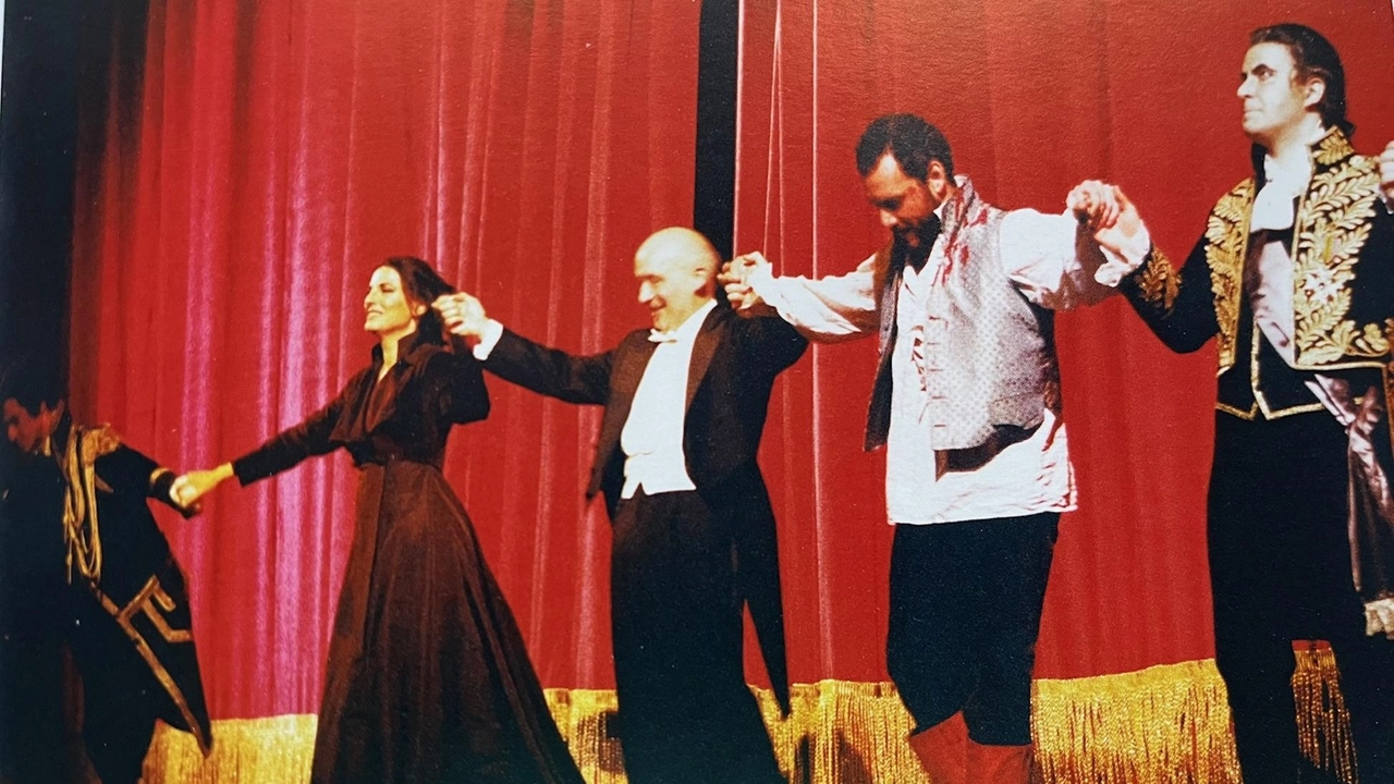 Roberto Gabbiani, il maestro pratese che diresse la Tosca del ’99, e gli interpreti dell’opera applauditi sul palco del Politeama Roberto Gabbiani, il maestro pratese che diresse la Tosca del ’99, e gli interpreti dell’opera applauditi sul palco del Politeama