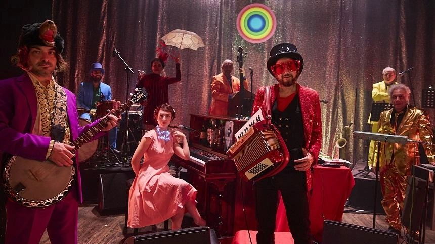 Il cantautore in concerto stasera a La City della Città della Domenica con una tappa del tour nato dall’album “Sciusten Feste N.1965” Il cantautore in concerto stasera a La City della Città della Domenica con una tappa del tour nato dall’album “Sciusten Feste N.1965”