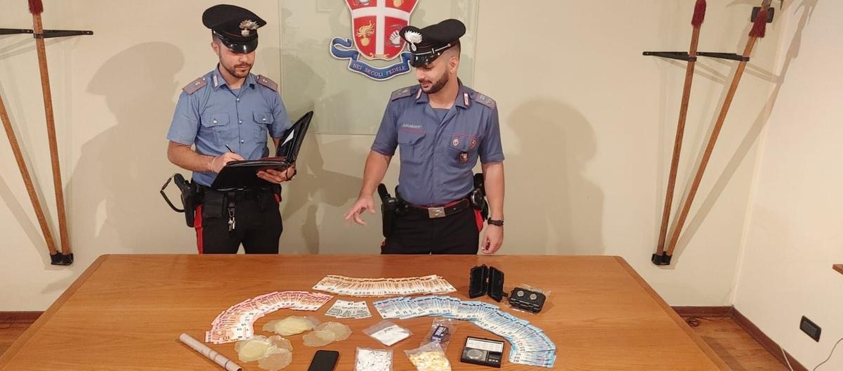 Beccato con 100 dosi di cocaina e contanti: pusher in manette