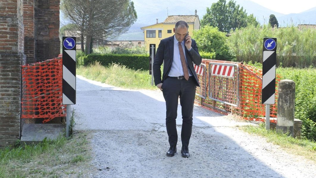 A fianco l’ex sindaco Luca Menesini che si era fatto promotore del progetto della tramvia
