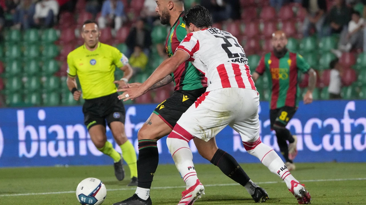 Donati e Aloi brillano in campo con assist e gol, guidando la squadra a una vittoria convincente. Ottime prestazioni anche da parte di Capuano e Ferrante. Donati e Aloi brillano in campo con assist e gol, guidando la squadra a una vittoria convincente. Ottime prestazioni anche da parte di Capuano e Ferrante.