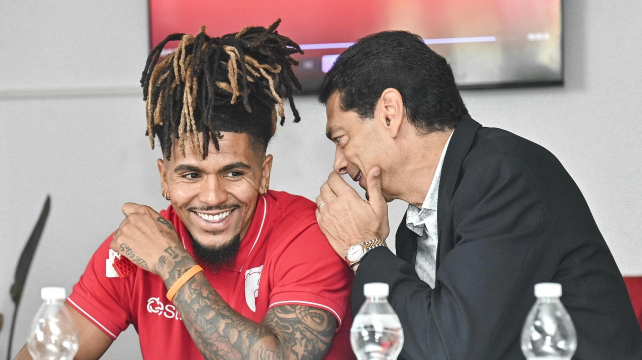 Johnson sorride con accanto il presidente David (Maestripieri-Pistoia Basket 2000) Johnson sorride con accanto il presidente David (Maestripieri-Pistoia Basket 2000)