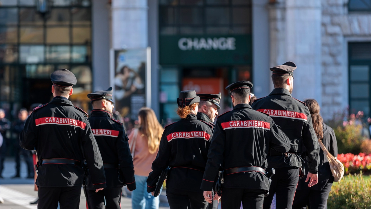 Carabinieri alla stazione Carabinieri alla stazione