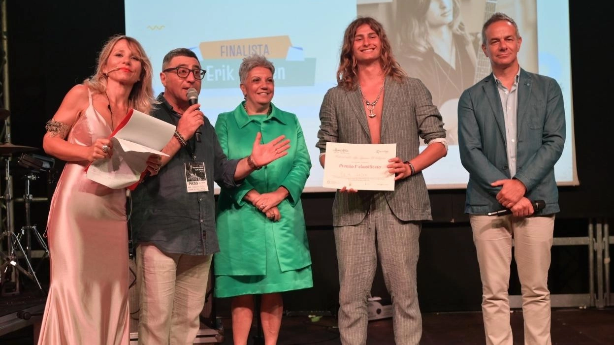 Il palco che venerdì a Marina in piazza Menconi celebrerà. il festival delle Apuane Il palco che venerdì a Marina in piazza Menconi celebrerà. il festival delle Apuane