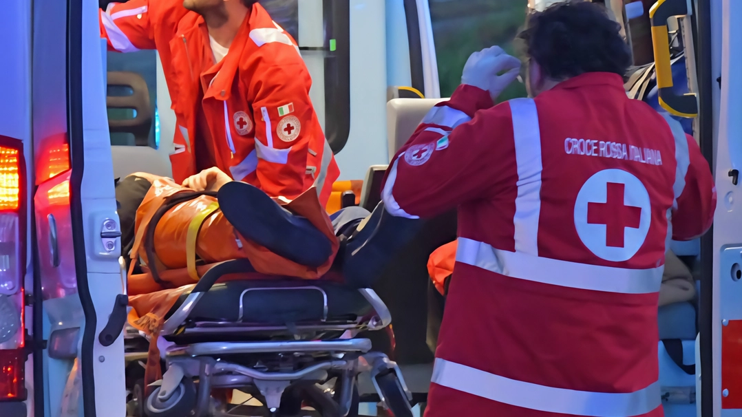Due volontari della croce rossa sono stati presi a calci e pugni Due volontari della croce rossa sono stati presi a calci e pugni
