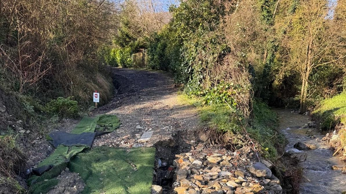 Via San Biagio è franata ancora. La prima volta fu con l’alluvione del 2 novembre 2023 e le case rimasero raggiungibili solo a piedi per oltre un anno Via San Biagio è franata ancora. La prima volta fu con l’alluvione del 2 novembre 2023 e le case rimasero raggiungibili solo a piedi per oltre un anno