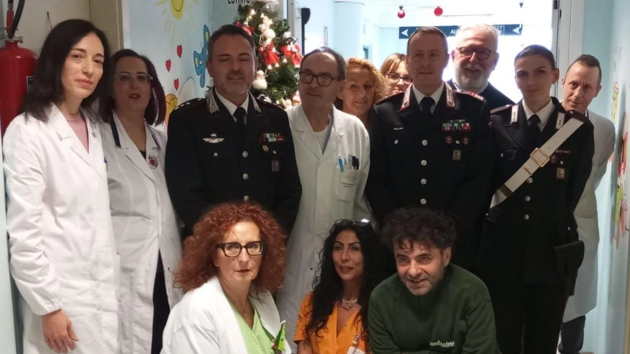 I Carabinieri di Città di Castello durante la visita nel reparto di Pediatria dell’ospedale tifernate I Carabinieri di Città di Castello durante la visita nel reparto di Pediatria dell’ospedale tifernate