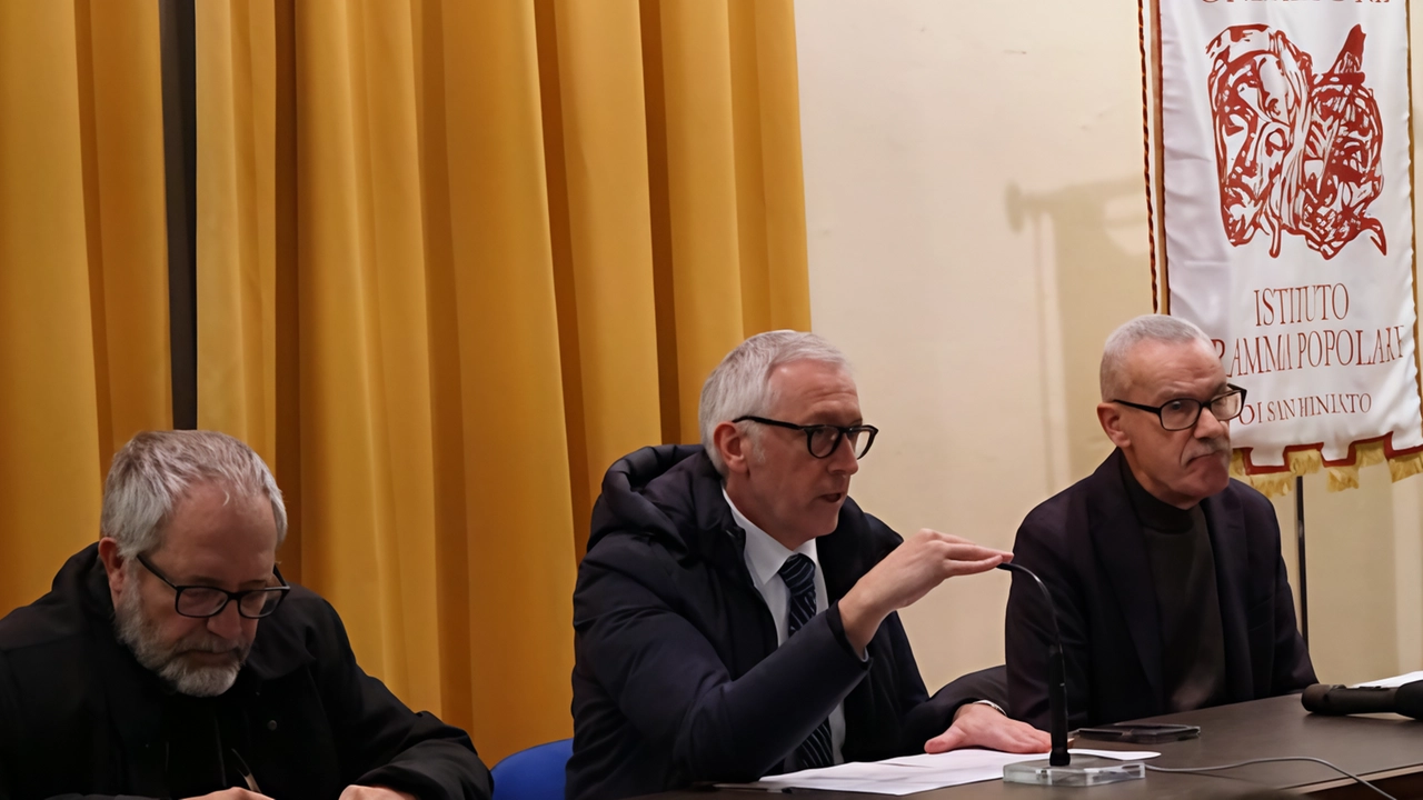 Un momento dei lavori con il vescovo Giovanni Paccosi, il presidente Marzio Gabbanini e il presidente dell’assemblea Michele Altini Un momento dei lavori con il vescovo Giovanni Paccosi, il presidente Marzio Gabbanini e il presidente dell’assemblea Michele Altini
