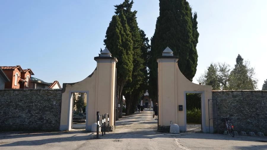 L’ingresso del cimitero comunale di Pistoia, in via Campisanti L’ingresso del cimitero comunale di Pistoia, in via Campisanti