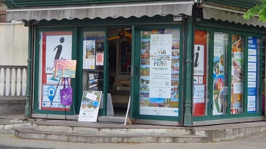 L’ex edicola davanti al municipio di Massarosa è stata trasformata in un infopoint a disposizione dei turisti per sapere tutto su ciò che avviene sul territorio L’ex edicola davanti al municipio di Massarosa è stata trasformata in un infopoint a disposizione dei turisti per sapere tutto su ciò che avviene sul territorio
