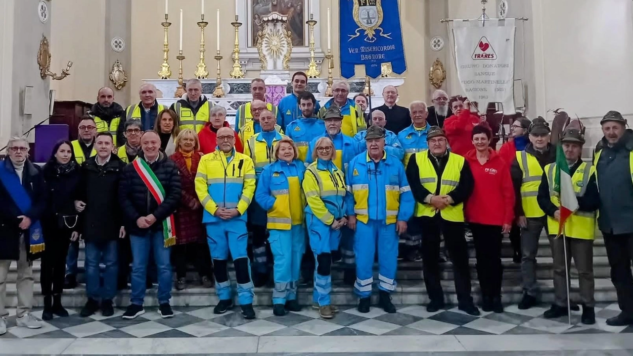 La comunità e le associazioni protagoniste delle cerimonia in chiesa La comunità e le associazioni protagoniste delle cerimonia in chiesa
