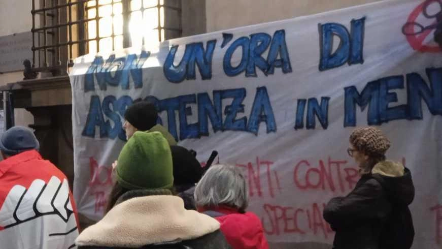 La protesta di docenti e genitori sotto il palazzo del consiglio regionale La protesta di docenti e genitori sotto il palazzo del consiglio regionale