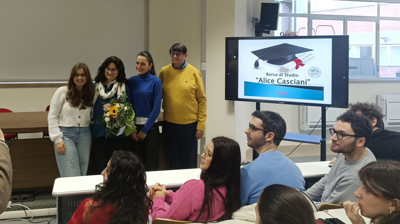 I genitori di Alice Casciani insieme alle studentesse del Liceo Salutati Federica Desideri e Giulia Sturlini, vincitrici della settima edizione del premio I genitori di Alice Casciani insieme alle studentesse del Liceo Salutati Federica Desideri e Giulia Sturlini, vincitrici della settima edizione del premio