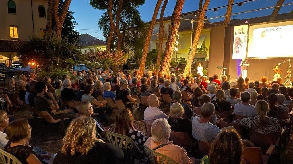 La rassegna «Terra di Viareggio- Incontri» si tiene nel giardino del convento francescano di Sant’Antonio a Viareggio La rassegna «Terra di Viareggio- Incontri» si tiene nel giardino del convento francescano di Sant’Antonio a Viareggio
