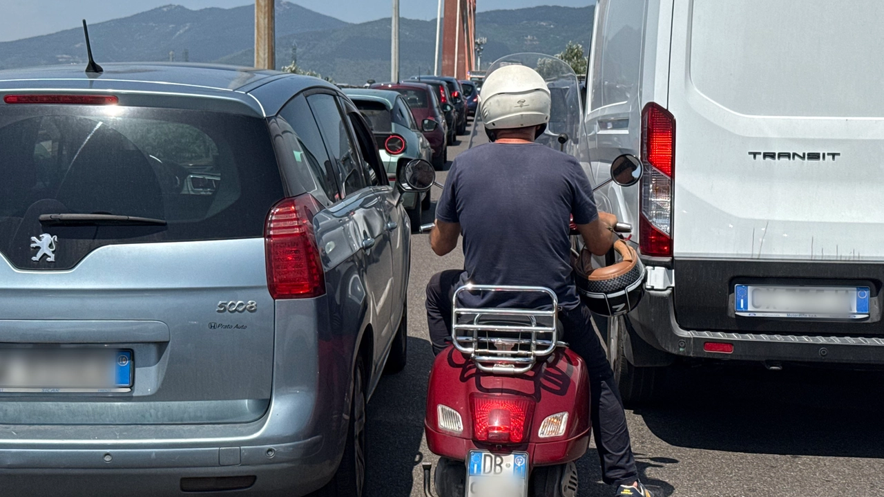 PRESSPHOTO Firenze traffico, code per cantiere sul ponte dell'Indiano. Foto Marco Mori/New Press Photo
