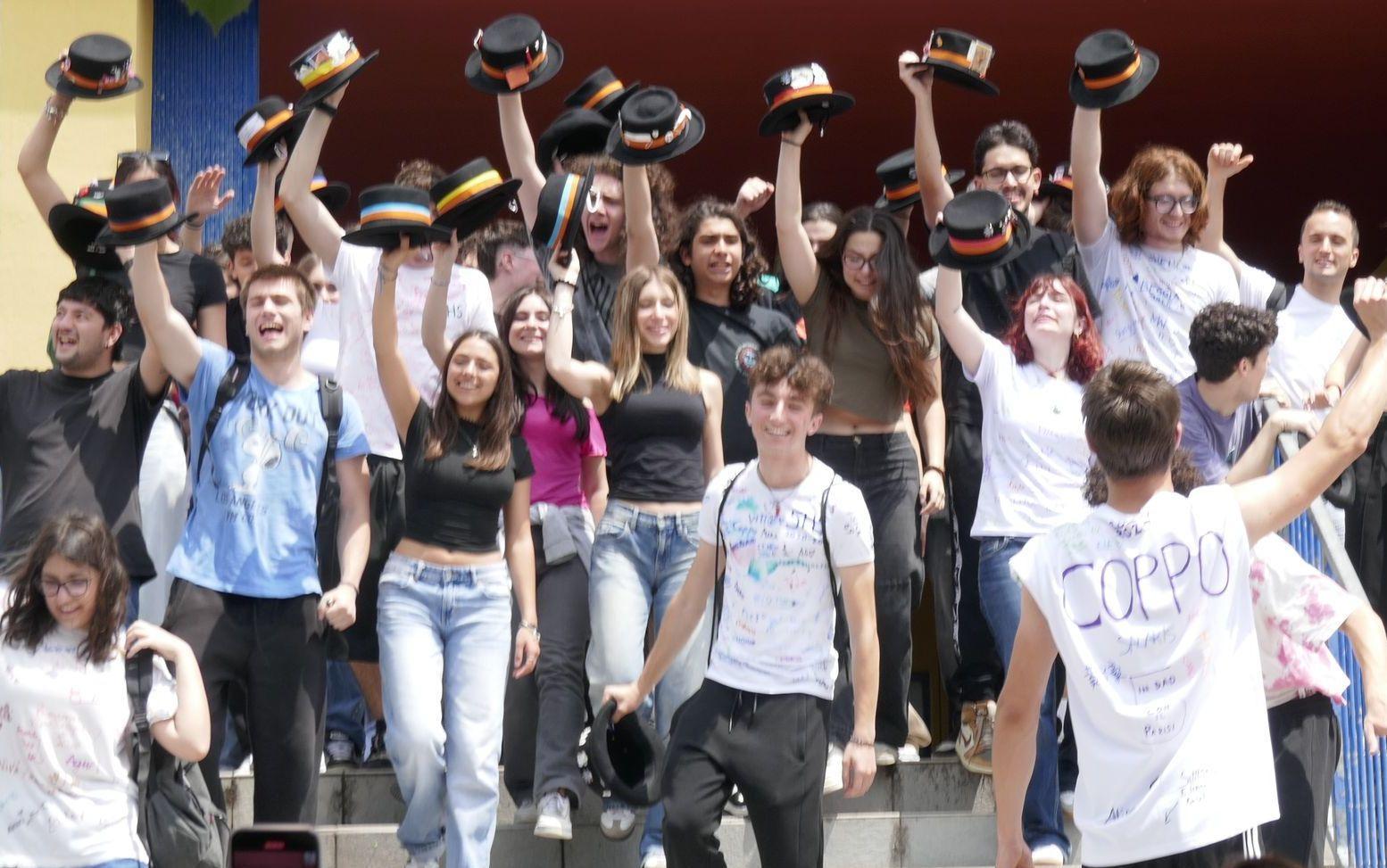Risate, cori e gavettoni. La scuola da ieri è finita . In anticipo di due giorni Risate, cori e gavettoni. La scuola da ieri è finita . In anticipo di due giorni