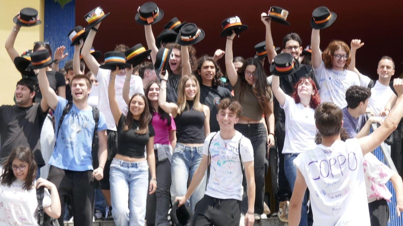 La gioia degli studenti del Copernico per la fine della scuola (foto Attalmi) La gioia degli studenti del Copernico per la fine della scuola (foto Attalmi)