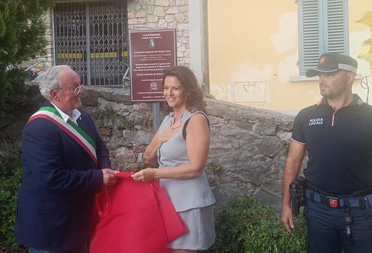 https://www.lanazione.it/image-service/view/acePublic/alias/contentid/NWM1NTRlNjItNzMxYy00/0/la-targa-che-ricorda-i-cittone-sol-non-parlo-mai-di-auschwitz.jpeg?f=1.90:1&w=1200