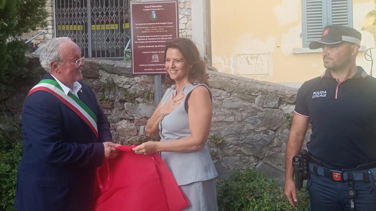 Il momento in cui Galia Moral, figlia di Sol Cittone, scopre la targa che commemora la famiglia, deportata da Serravalle nel 1944