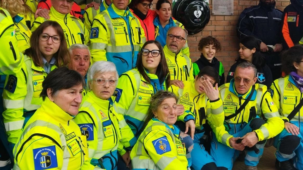 I volontari della Misericordia di Staggia Senese e il defibrillatore donato grazie ad una raccolta fondi I volontari della Misericordia di Staggia Senese e il defibrillatore donato grazie ad una raccolta fondi