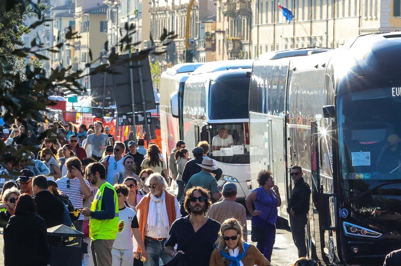 Commissione al veleno. Santa Croce si ribella: "Non trasferite i bus". Ma il Comune tira dritto Commissione al veleno. Santa Croce si ribella: "Non trasferite i bus". Ma il Comune tira dritto