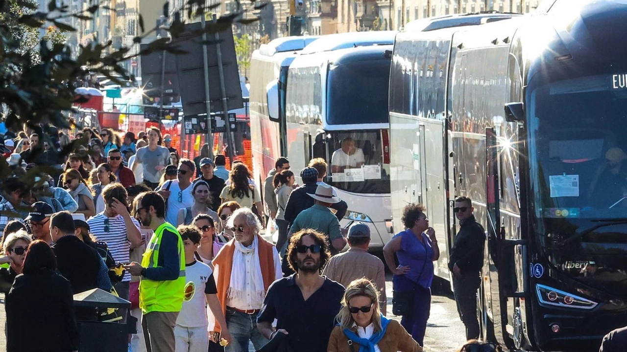 Negozianti e ambulanti protestano per il nuovo hub alle Cascine . La decisione dell’amministrazione non piace neanche alle opposizioni. Vicini: "In Pecori Giraldi partirà uno dei cantieri principali della tramvia". Negozianti e ambulanti protestano per il nuovo hub alle Cascine . La decisione dell’amministrazione non piace neanche alle opposizioni. Vicini: "In Pecori Giraldi partirà uno dei cantieri principali della tramvia".