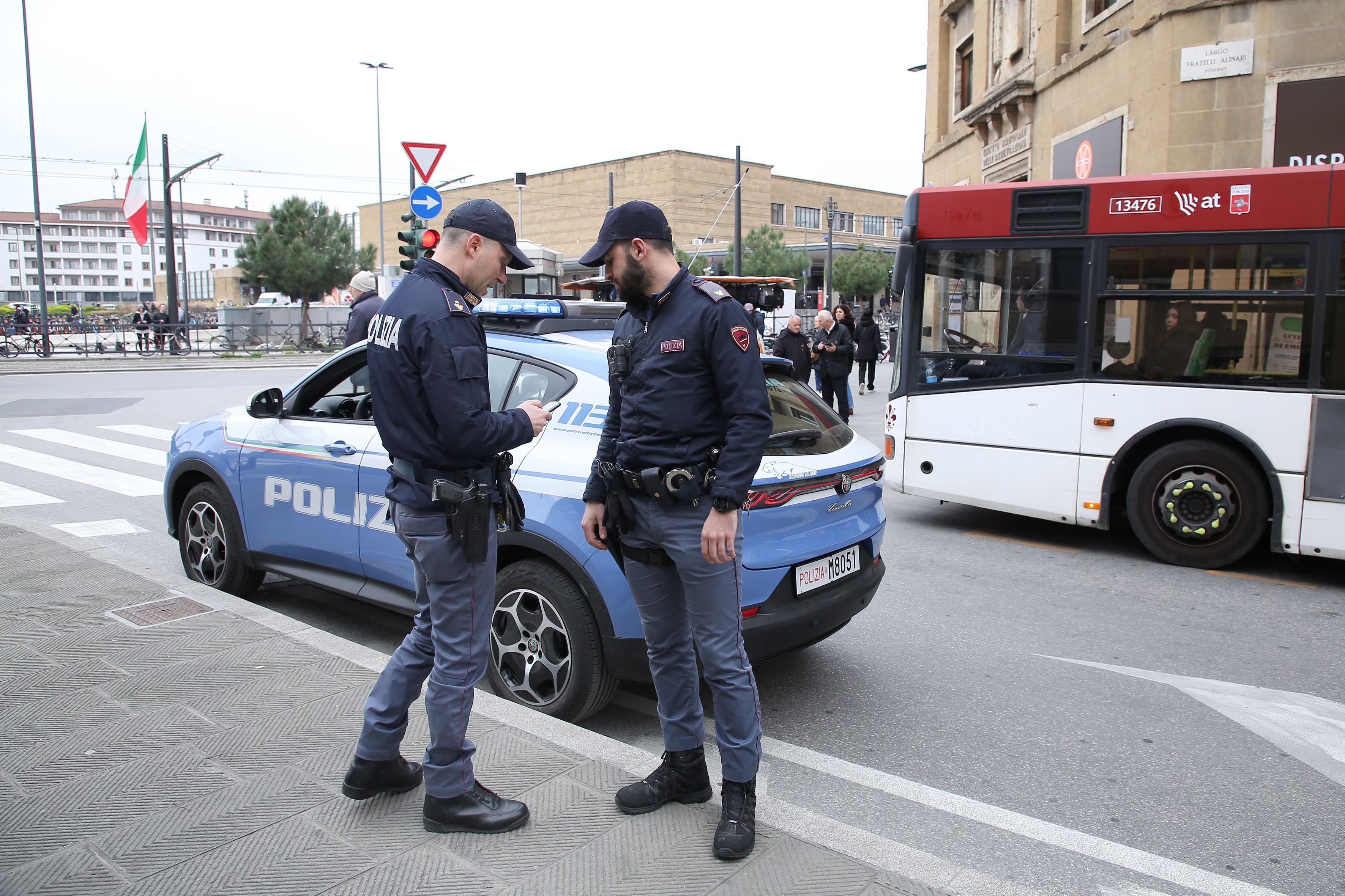 https://www.lanazione.it/image-service/view/acePublic/alias/contentid/NWM2NDA3ZWYtNmU4ZC00/0/polizia-in-zona-stazione-a-firenze-new-press-photo.jpeg
