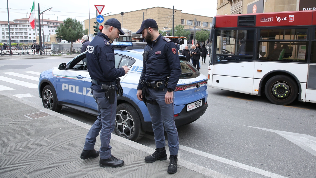 Polizia in zona stazione a Firenze (New Press Photo) Polizia in zona stazione a Firenze (New Press Photo)