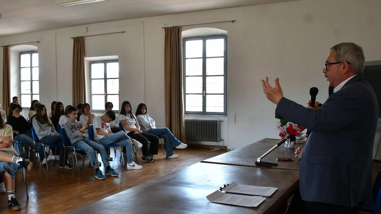 L’eccidio nazifascista di San Terenzo Monti spiegato agli studenti di terza media dell’istituto Malaspina attraverso il libro di Agnese Pini L’eccidio nazifascista di San Terenzo Monti spiegato agli studenti di terza media dell’istituto Malaspina attraverso il libro di Agnese Pini