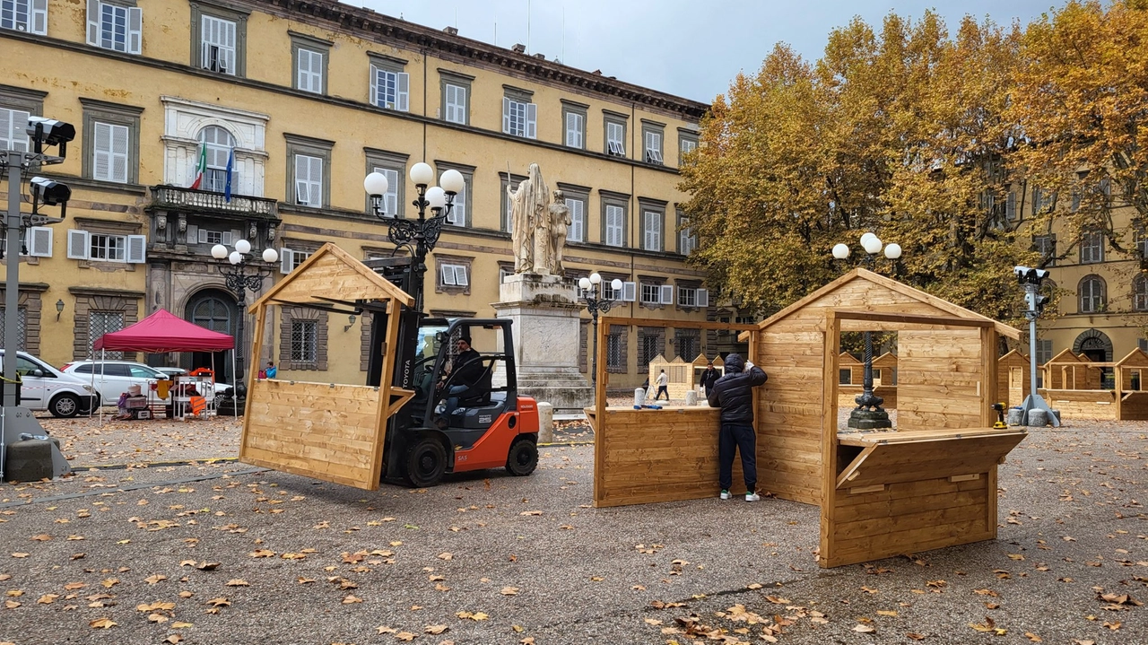 Il montaggio della baite del mercatino di Natale in piazza Napoleone (foto Alcide) Il montaggio della baite del mercatino di Natale in piazza Napoleone (foto Alcide)