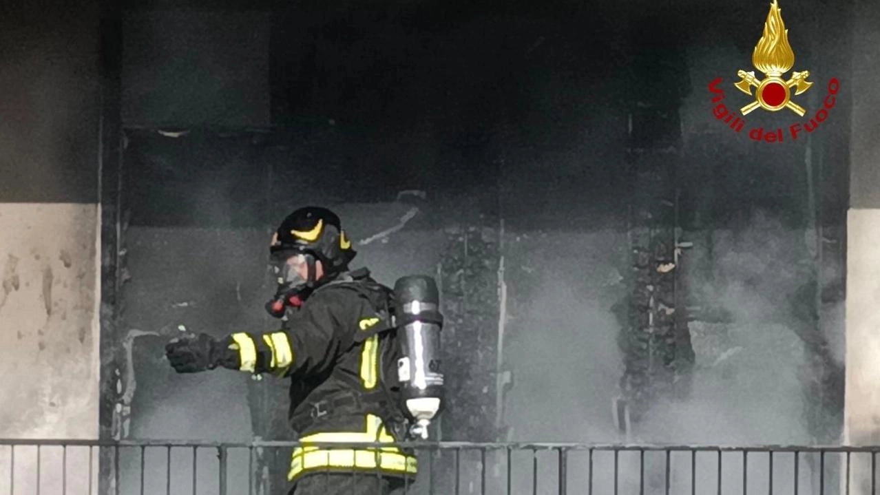 Un intervento dei vigili del fuoco per un incendio (foto d'archivio) Un intervento dei vigili del fuoco per un incendio (foto d'archivio)