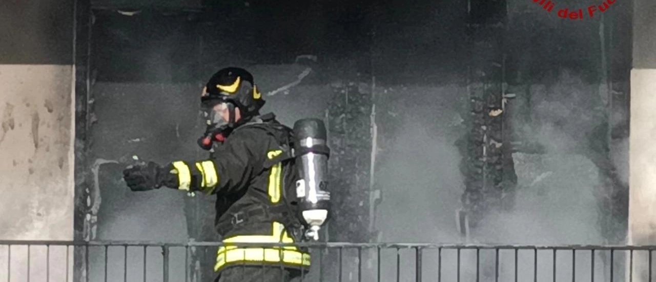 Scoppia l’incendio in cucina, il cane si rifugia nel terrazzo: salvato dai vigili del fuoco