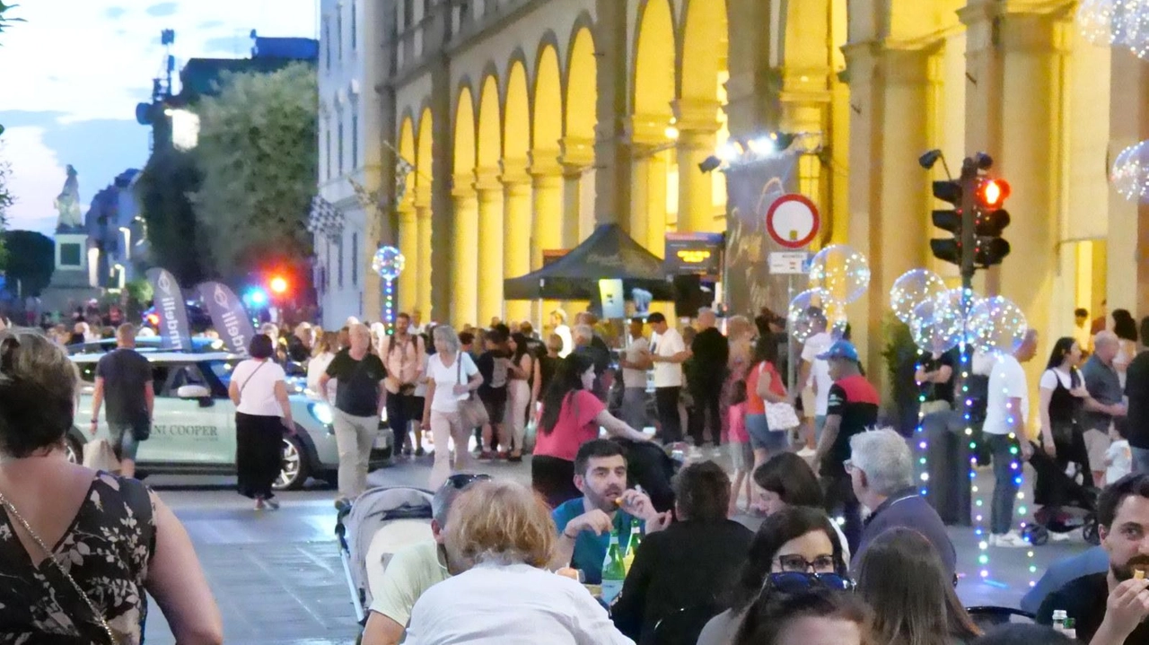 Da metà maggio torneranno i tavoli in via Roma per i weekend sotto le stelle