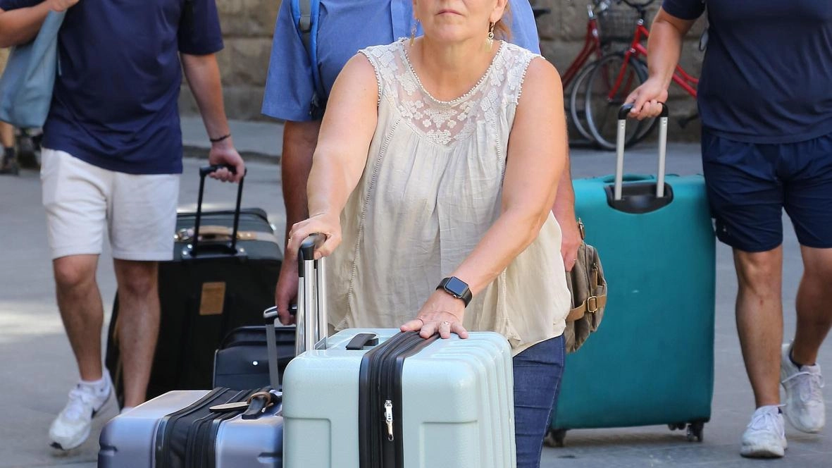 Turisti in centro con le valigie (immagine di archivio)