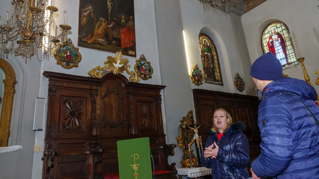 Germana Pisi illustra il quadro della crocifissione, risalente al 1500 (in alto a sinistra)