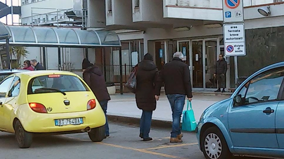 L'Asl sud Est risponde alla denuncia della Uil Flp sull'ascensore fermo a Grosseto, spiegando ritardi dovuti a pezzi di ricambio. Soluzioni in vista entro fine anno, alternative disponibili. L'Asl sud Est risponde alla denuncia della Uil Flp sull'ascensore fermo a Grosseto, spiegando ritardi dovuti a pezzi di ricambio. Soluzioni in vista entro fine anno, alternative disponibili.
