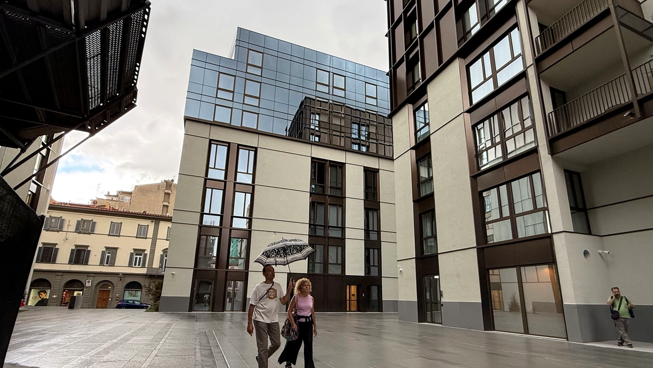 Il ’cubo’ che svetta da Corso Italia continua a far discutere i fiorentini per l’impatto che ha sullo skyline della città Il ’cubo’ che svetta da Corso Italia continua a far discutere i fiorentini per l’impatto che ha sullo skyline della città
