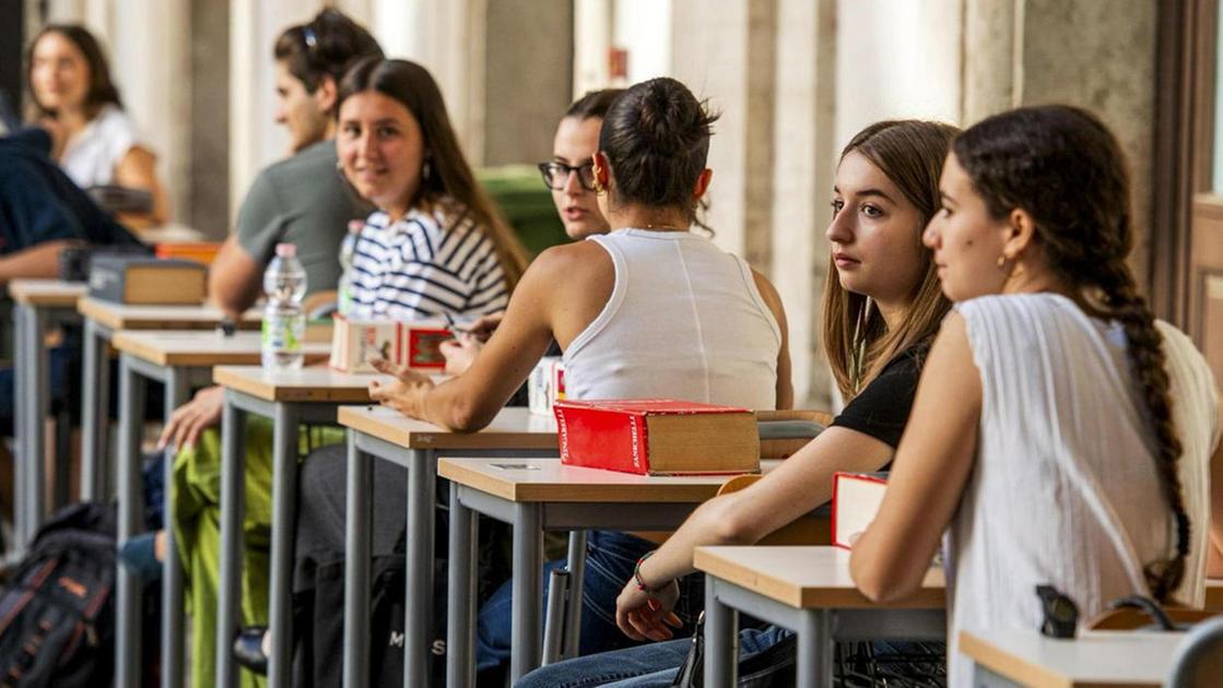 Al Redi la maturità si tinge di rosa. Le ragazze vincono la sfida dei 100. Ora si apre la partita dell’università Al Redi la maturità si tinge di rosa. Le ragazze vincono la sfida dei 100. Ora si apre la partita dell’università