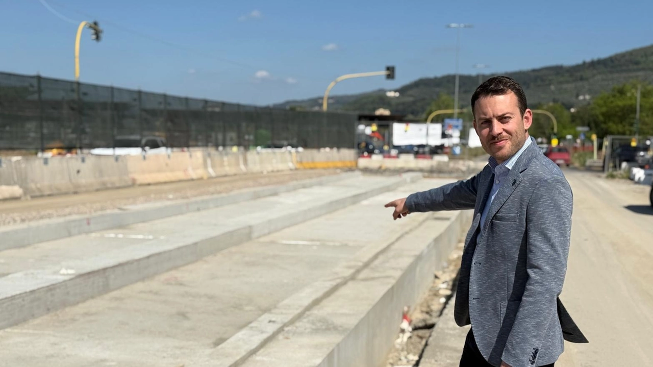 Il sindaco di Bagno a Ripoli, Francesco Pignotti, durante il sopralluogo al cantiere del tram attivo in via del Pian di Ripoli