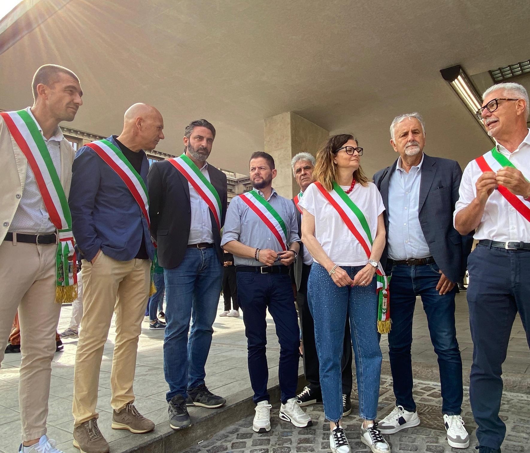 I pendolari e il flash mob dei sindaci. Da Re: "Più fatti e meno passerelle" I pendolari e il flash mob dei sindaci. Da Re: "Più fatti e meno passerelle"